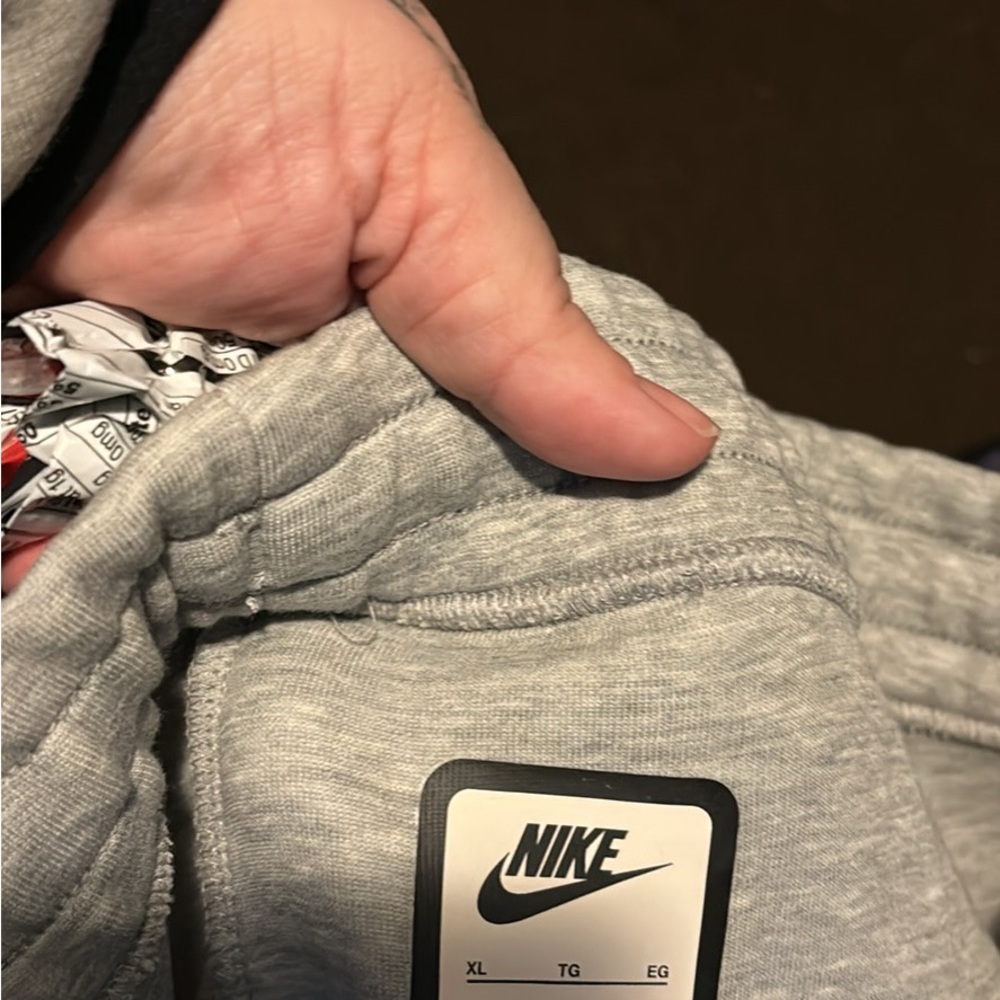 Women’s nike tech jacket xxl and men’s Nike tech sweatpants xl
